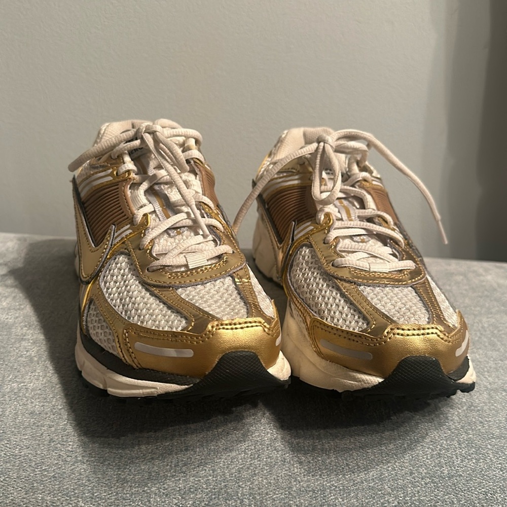 WOMANS NIKE AIR ZOOM VOMERO 5 'METALLIC GOLD' size 8